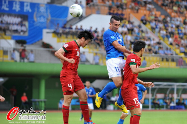 拉斐尔主场难得胜利,庆祝成功 拉斐尔主场难得胜利,庆祝成功