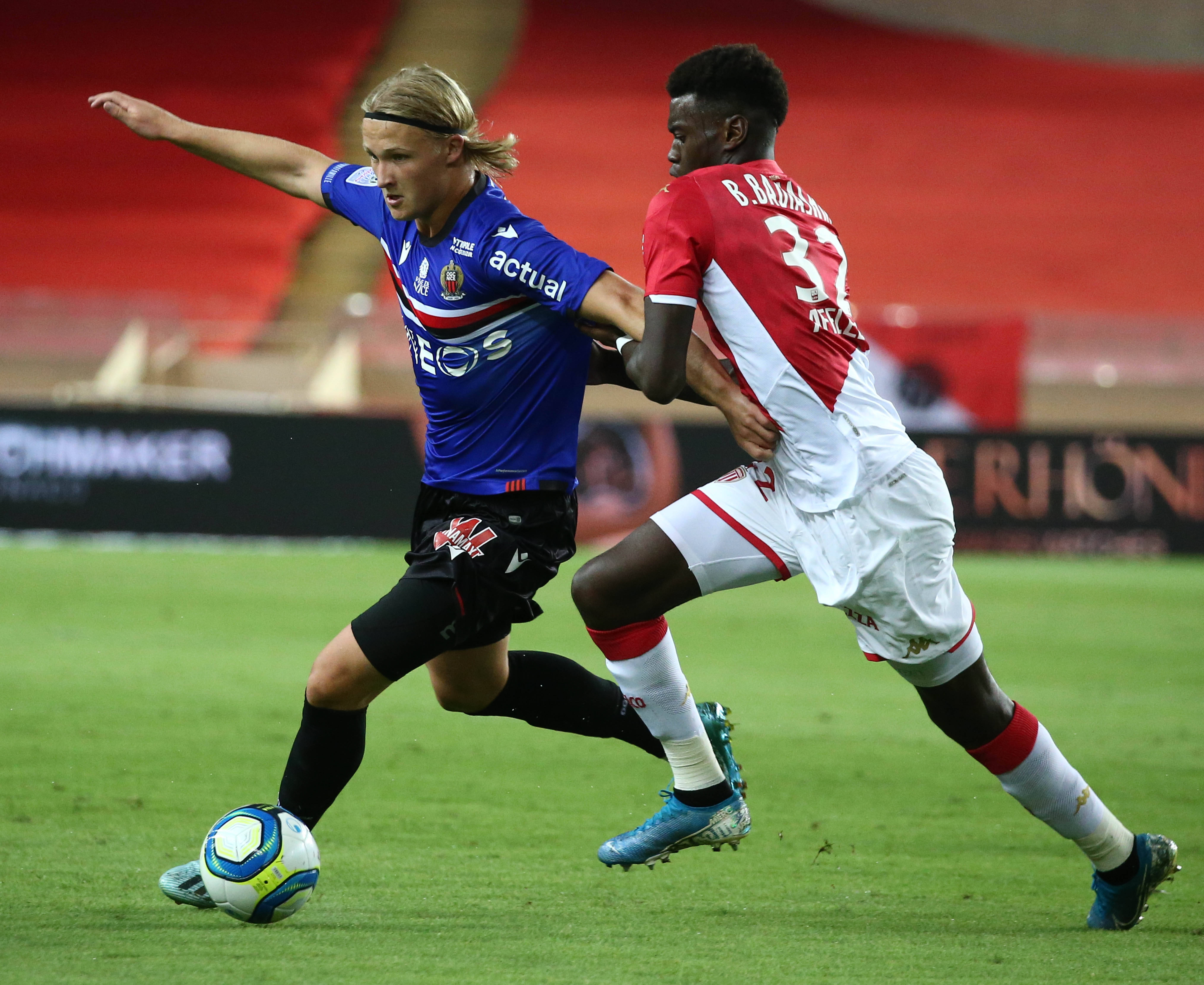 球员发挥出色,比赛拼劲十足 球员发挥出色,比赛拼劲十足