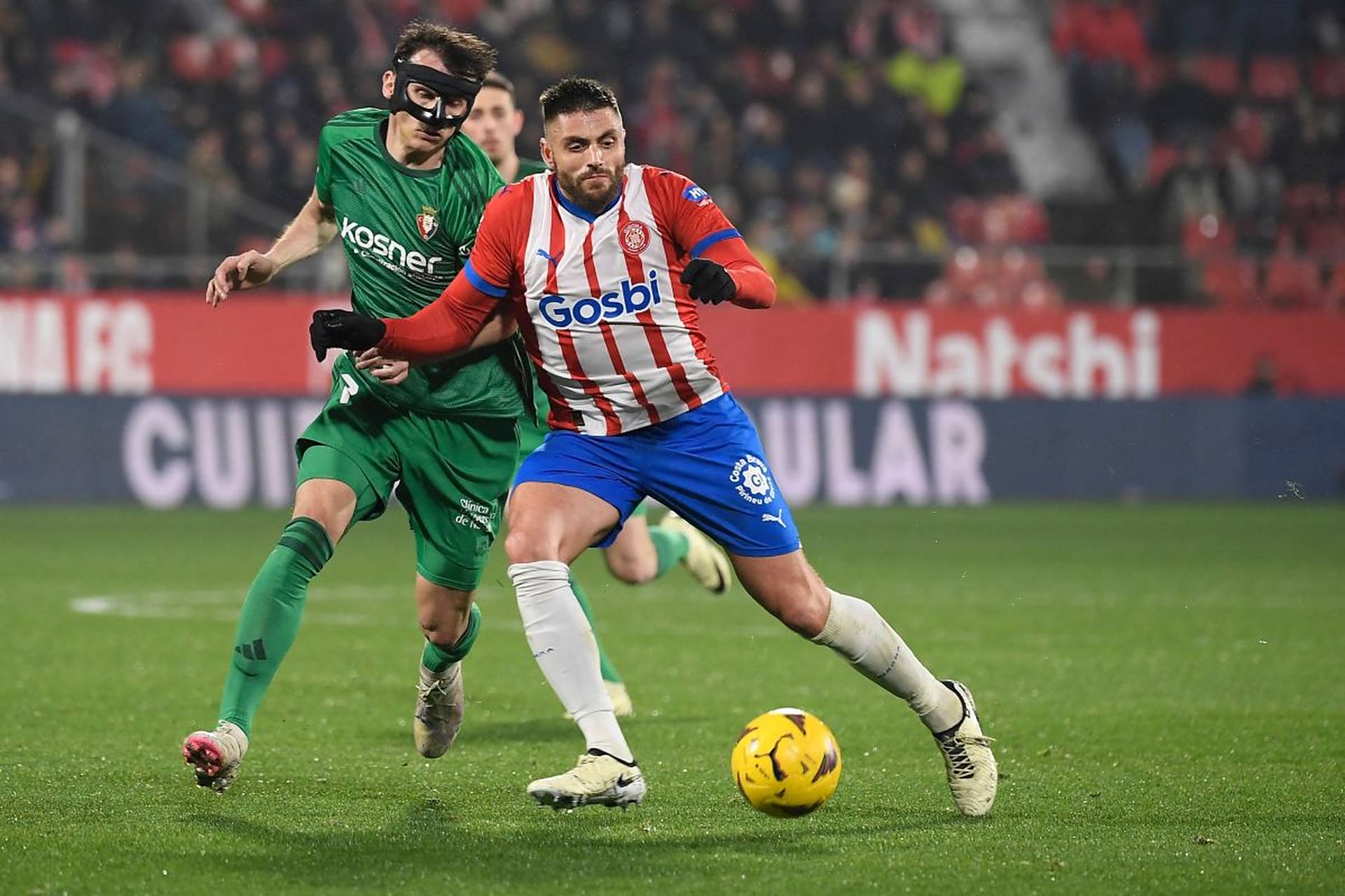 实力强劲球队面对劲敌，胜负悬念