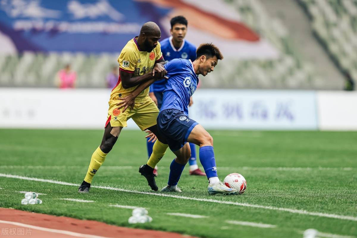 强队在比赛中轻松击败对手夺得胜利 强队在比赛中轻松击败对手夺得胜利