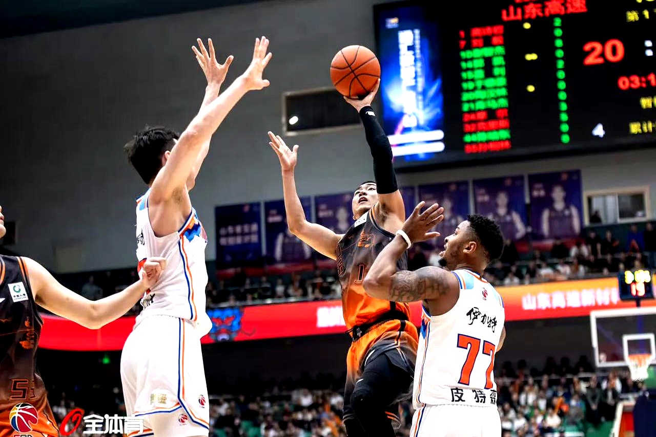 新疆男篮客场一役力克山东队,赢得胜利 新疆男篮客场一役力克山东队,赢得胜利