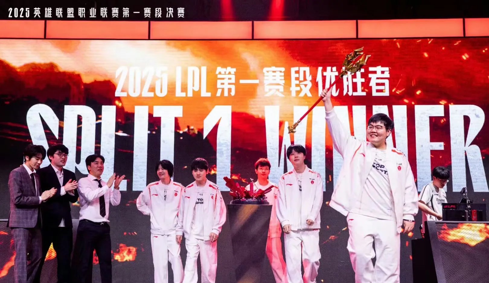 中部战队取得惊人胜利,夺冠领先 中部战队取得惊人胜利,夺冠领先