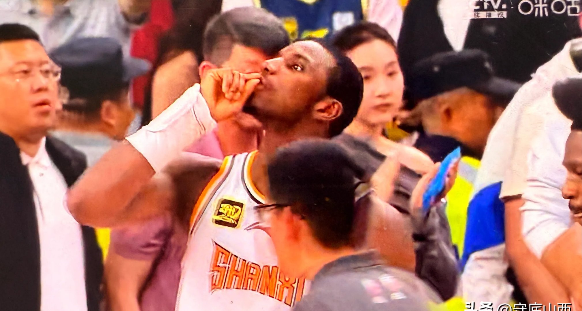 开云体育链接-友谊赛上演激斗！球员因口角开打